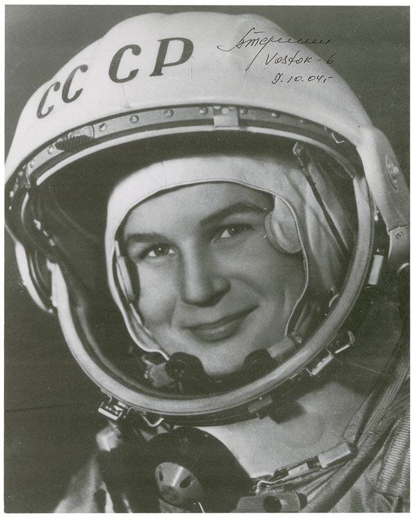 Valentina Tereškova, sovjetska kosmonautkinja i prva žena u svemiru. Pre uključivanja u svemirski program bila je tekstilna radnica i sportska padobranka.